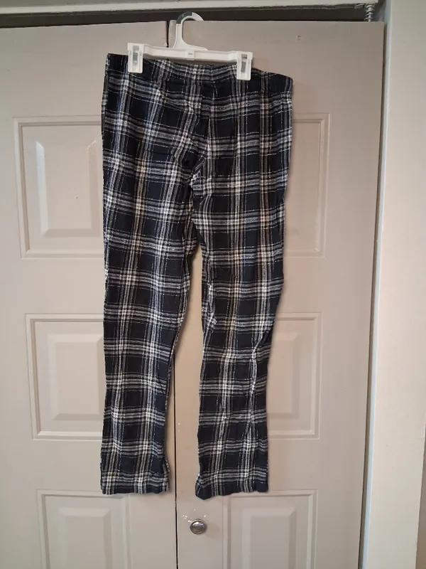 Old Navy plaid flannel pjs' pajamas pants in black, white and gray size small. - Image 6