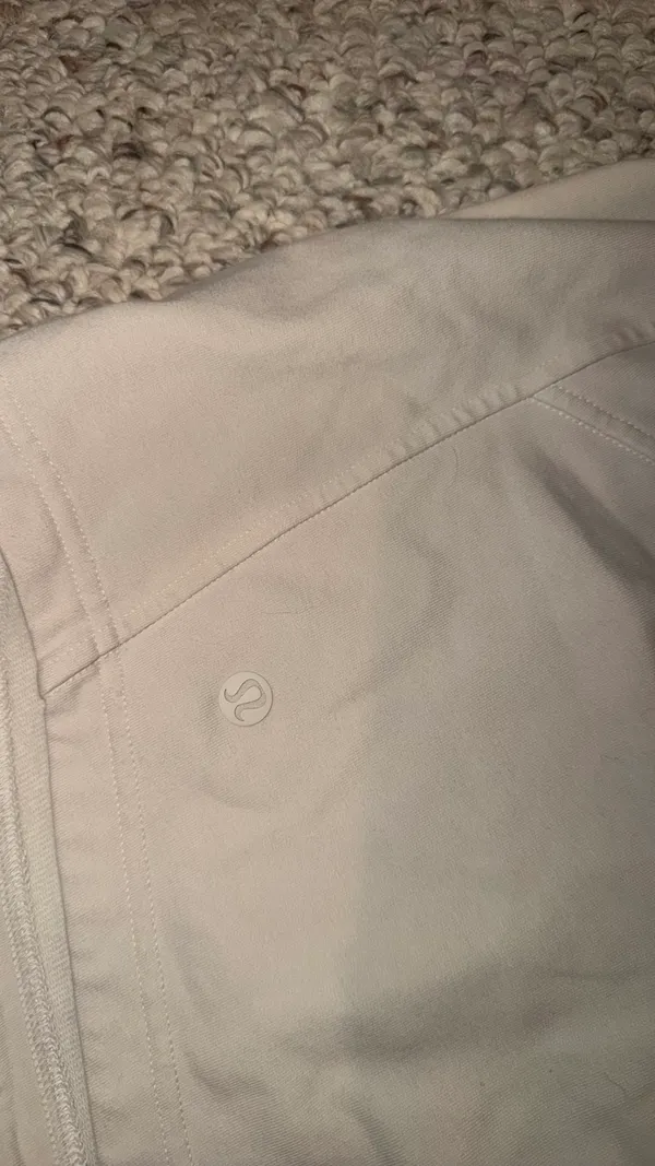 Lululemon Shorts Inner Glow 3" - Image 3