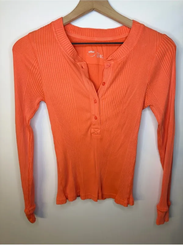 $45 NWOT Aerie Women’s Coral Orange Ribbed Road Trip Henley, Size Medium - Image 6