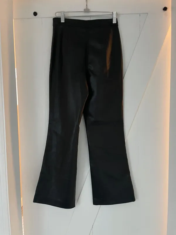 NEW ARITZIA WILFRED ADELE FLARED VEGAN LEATHER PANTS IN BLACK SIZE 4! - Image 9