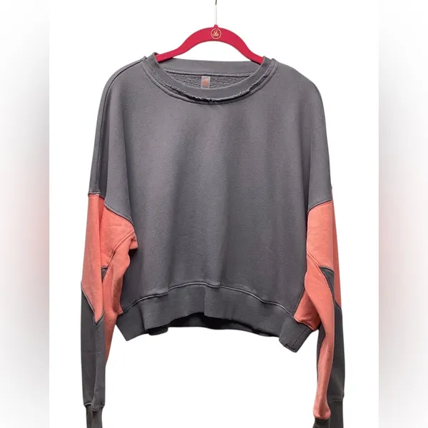 Mono B cropped Gray and coral color block Relaxed Fit Sweatshirt. Large - Image 3