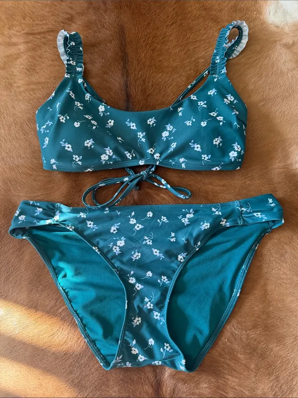 $75 NWOT Hollister Floral Ruffle Bikini Set L - Image 3