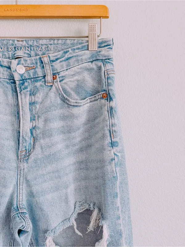 American Eagle Distressed Baggy Jeans. Size 6 - Image 2
