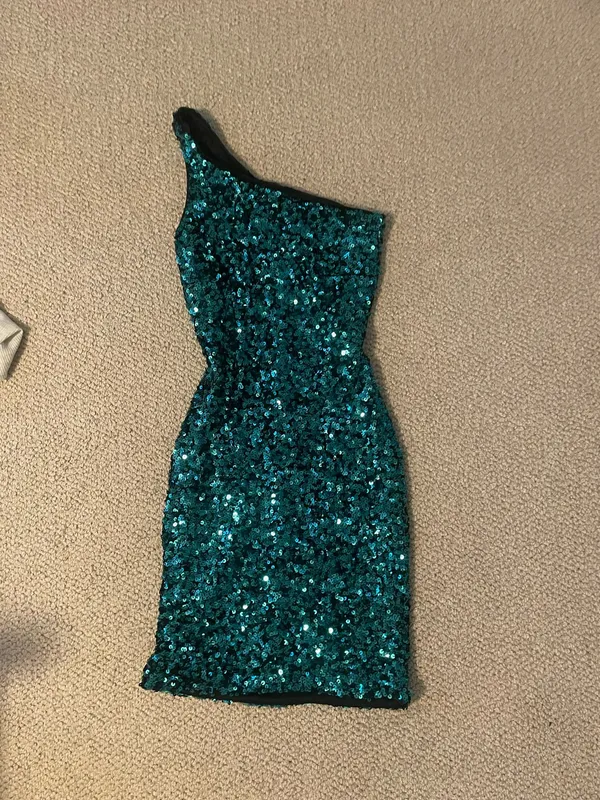 Lulus teal sequin bodycon dress in size XS one sleeve and off the shoulder on the other side #hoco #party - Image 2