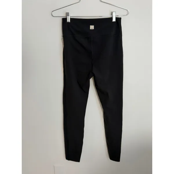 Vuori Black Skyline Leggings NWT size Medium - Image 4