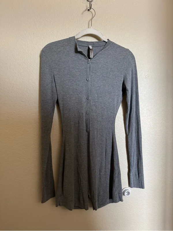 Skims Soft Lounge Button Up Henley Long Sleeve Romper Size Medium Grey - Image 2