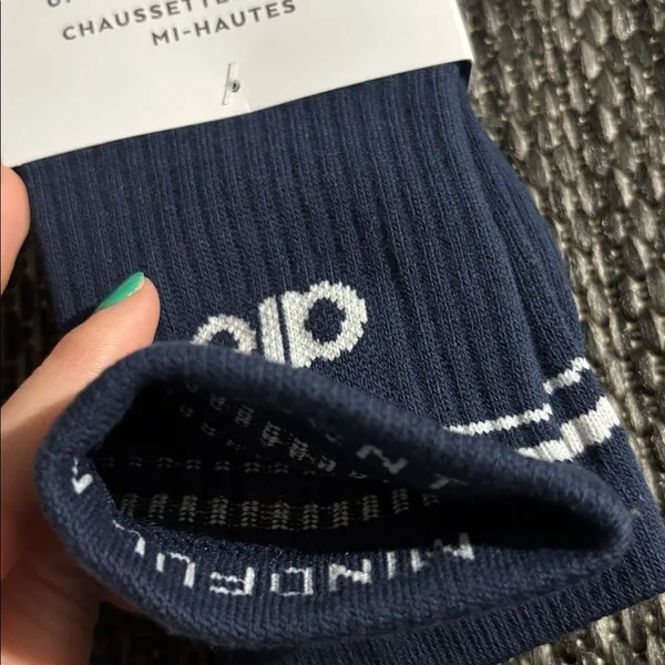 Alo Yoga Unisex Half Crew Socks Navy Size Medium NEW - Image 4