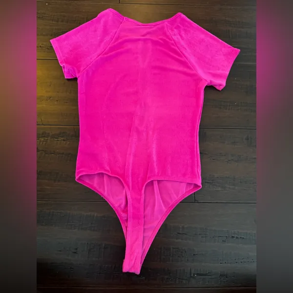Wild Fable Hot Pink Cut Out Short Sleeve Bodysuit Size Small - Image 4