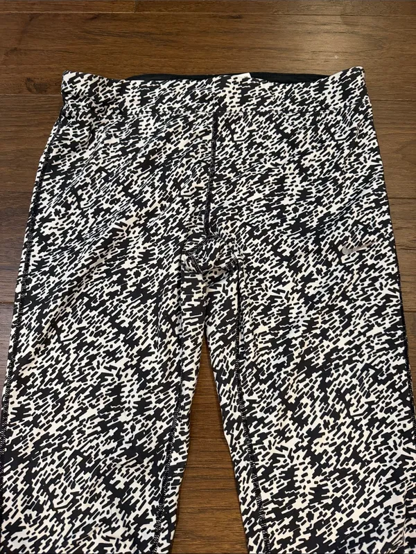 Nike Dri Fit Pronto Essential Crop Running Leggings Black White Medium - C68-006 - Image 2