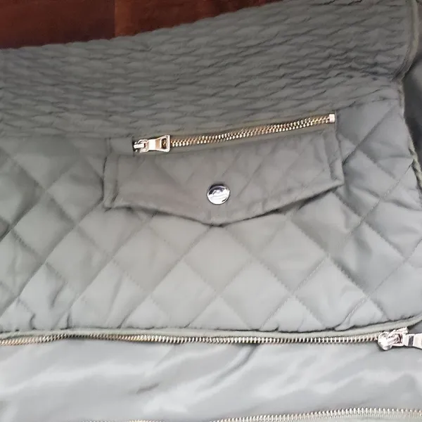Green vest size medium women's by mini brand, gold details - Image 3