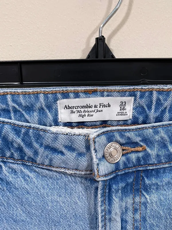 NWT Abercrombie & Fitch The '90s Relaxed Jeans in a high-rise style size16 short - Image 6
