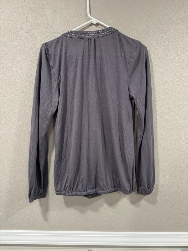 Buckle NWT Women’s Gray Studded Twist-Front Long Sleeve Top - Image 4