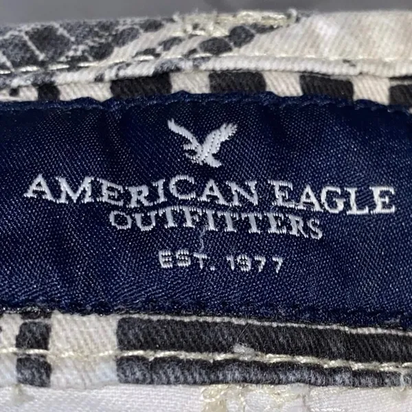 American Eagle Midi Stretch Shorts Size 8 Black Cream Tribal‎ Print Casual Summer Shorts - Image 5