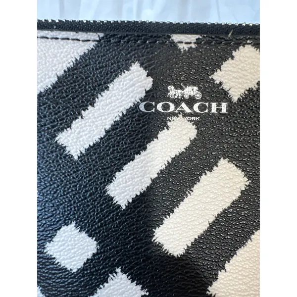 Coach New York Corner Zip Black and White Wristlet EUC - Image 3