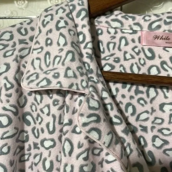 White Mark · 2pc Pajama Set Size 3X · Girlsoft Pink Gray Cheetah Print Plush - Image 6