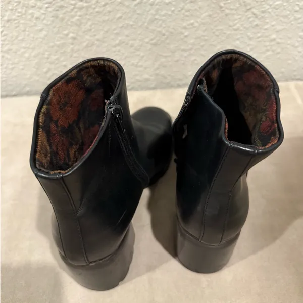 Korks Black Zipper‎ Women's Ankle Boots Size 8 - Image 3