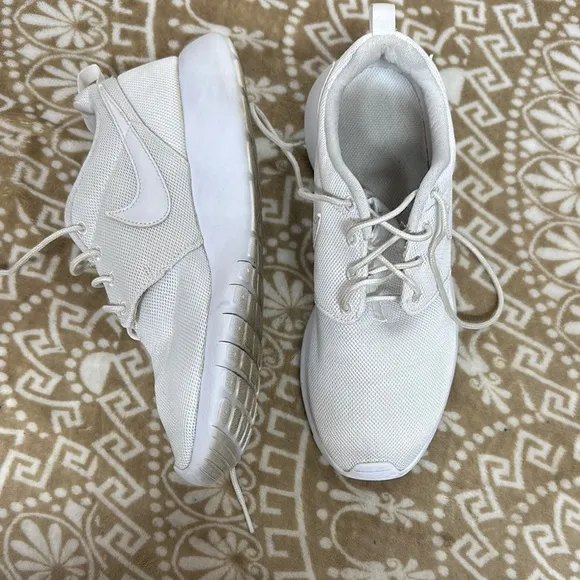 Nike White Athletic Shoes - Image 2