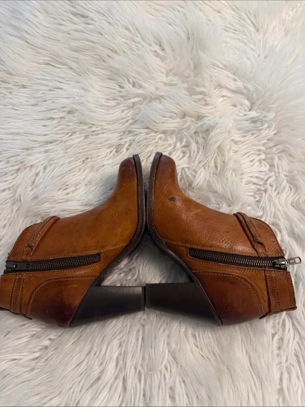 FRYE Distressed Women's brown Leather Ankle Booties with Side Zip size 6B - Image 5
