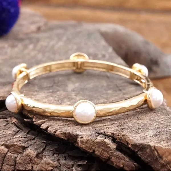Elegant Gold Bracelet with Pearl Accents - Image 2