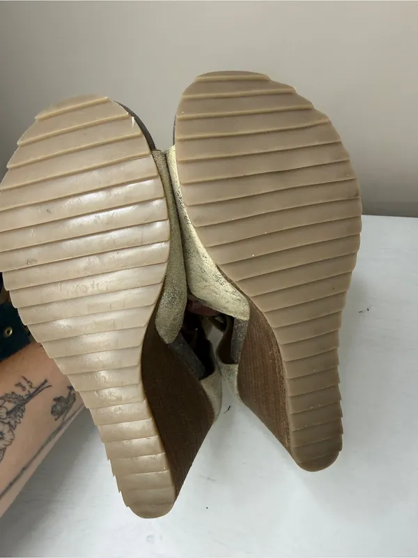 Diba True Gold New Year Wedge Sandals sz 6 - Image 9