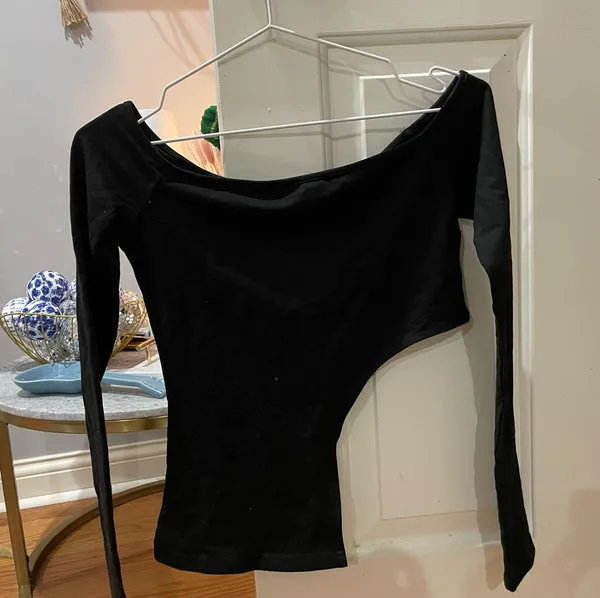 Edikted Top Crop Off-Shoulder long sleeve black - Image 2