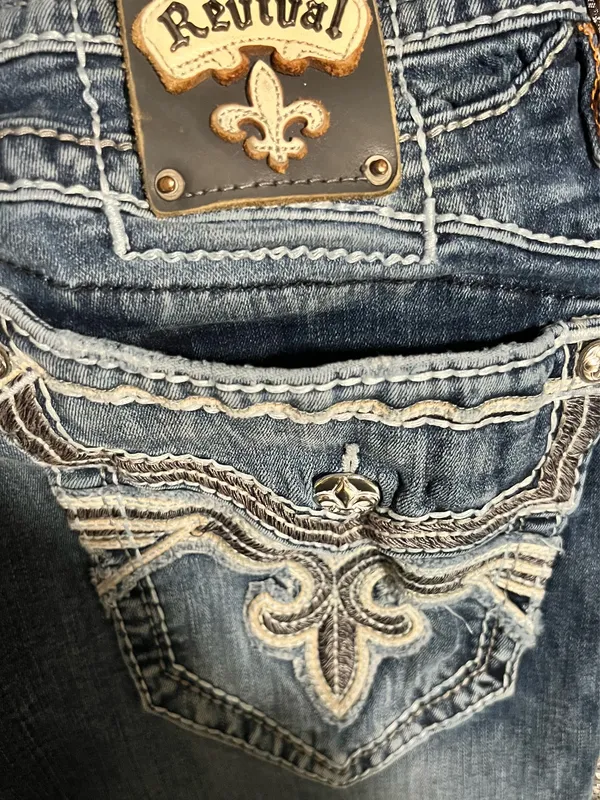 Womens 32" Rock Revival Feeny Straight Distressed Cutoff Denim Capris - Image 10
