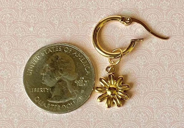 Handmade cute retro cottage fairy style gold tone mini flower dangle hoop earrings🌼 - Image 6