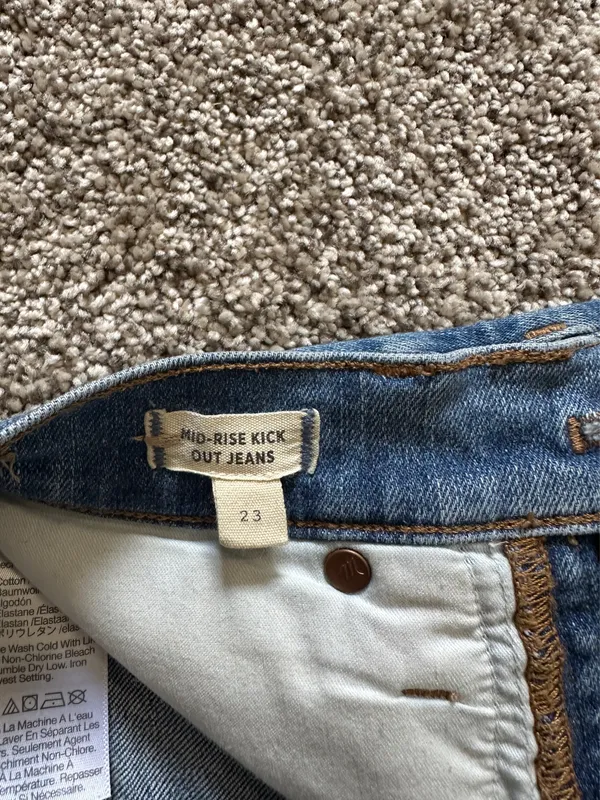 Madewell Jeans Mid-Rise Kick Out Crop - Image 5