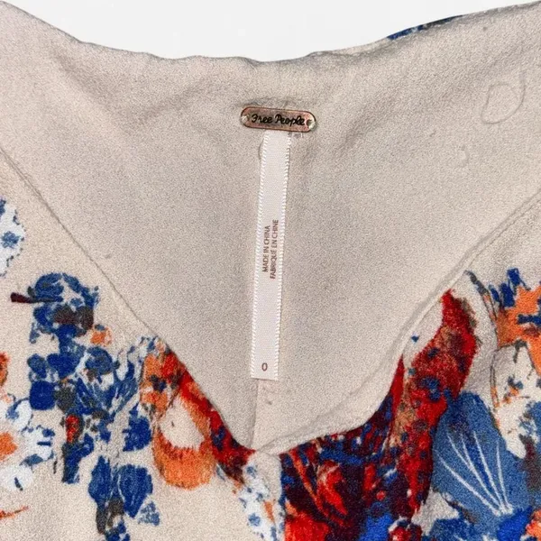 Free People Cream Floral Hotpants / Shorts with Flowy Ruffle Hem; Size 0 - Image 4