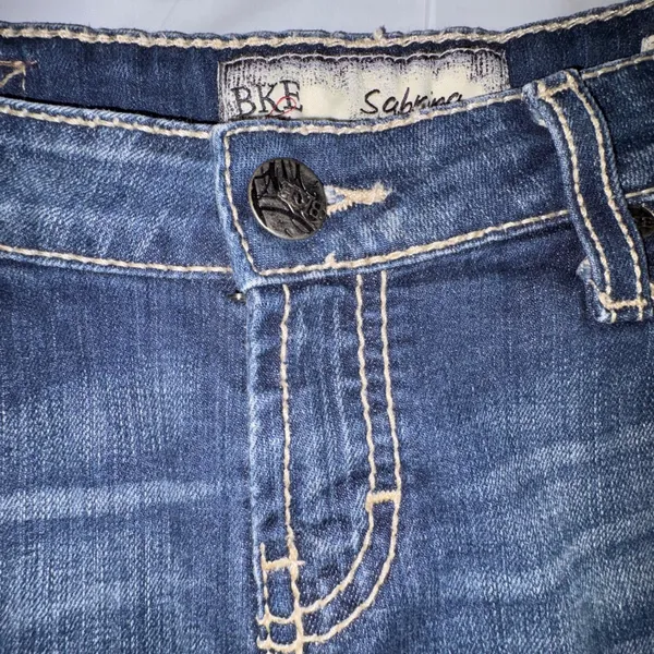 BKE Sabrina Denim Capris Womens 27 Medium Wash Embroidered Frayed Hem Cropped - Image 4