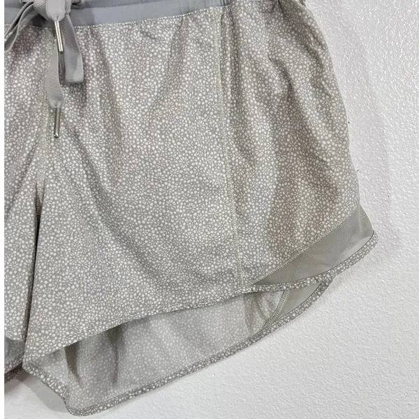 Lululemon Hotty Hot Lined Running Shorts Gray White Ditsy Daisy Print Size 12 - Image 5