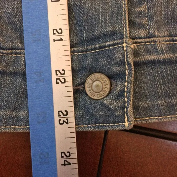 Levi’s women’s denim Jean jacket small - Image 5