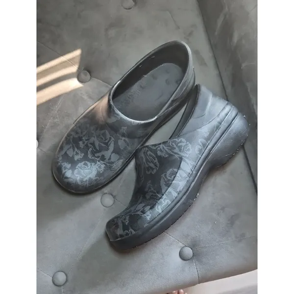 Crocs Women's Black and Grey Clogs - Image 2