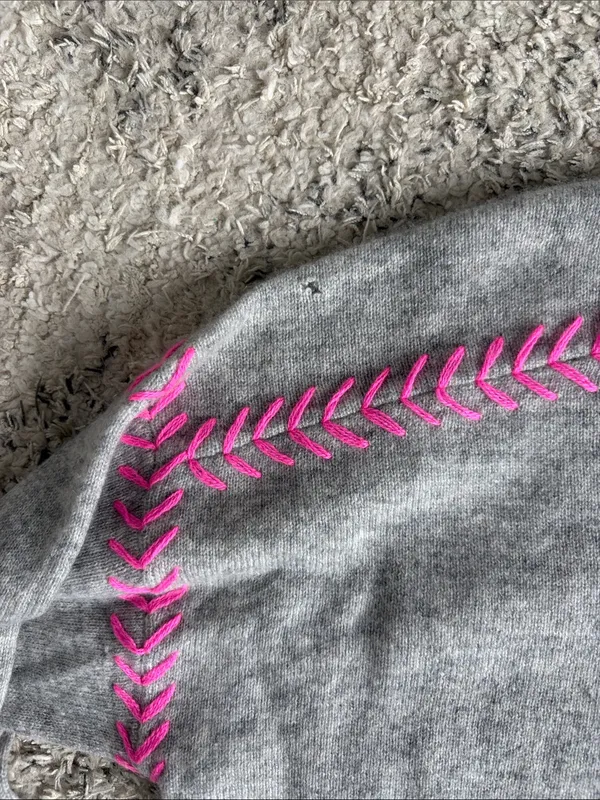 Aqua Bloomingdales Light Gray 100% Cashmere Sweater with Pink Accents Size Small - Image 4
