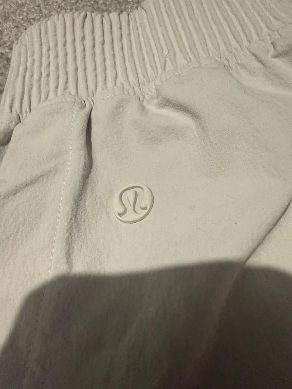 Lululemon Stretch Woven Relaxed Fit High-Rise Shorts 4" M - Image 4
