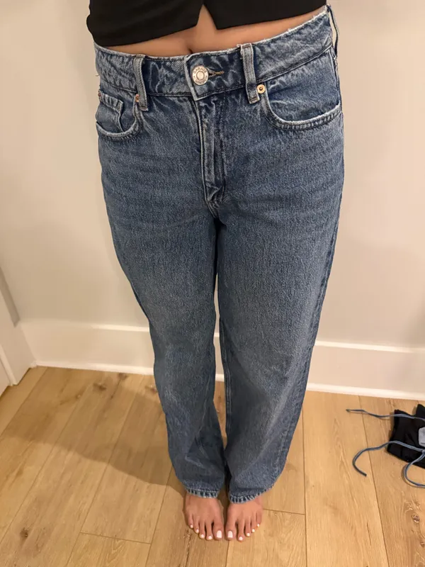 Classic Straight-Leg Women’s Garage Jeans in Medium Blue size 26 - Image 2