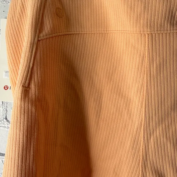 NWT Lululemon ribbed soft stream high rise shorts 2” size 14 peach Bellini - Image 7
