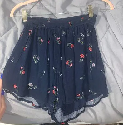 Hollister Floral Shorts - Image 2