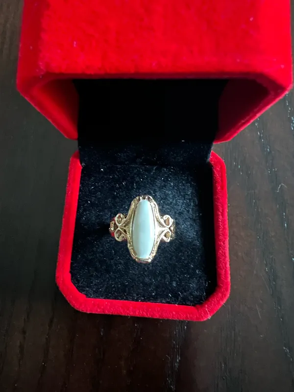 Women’s Gorgeous Golden and Iridescent Ring Size 7 - Image 2