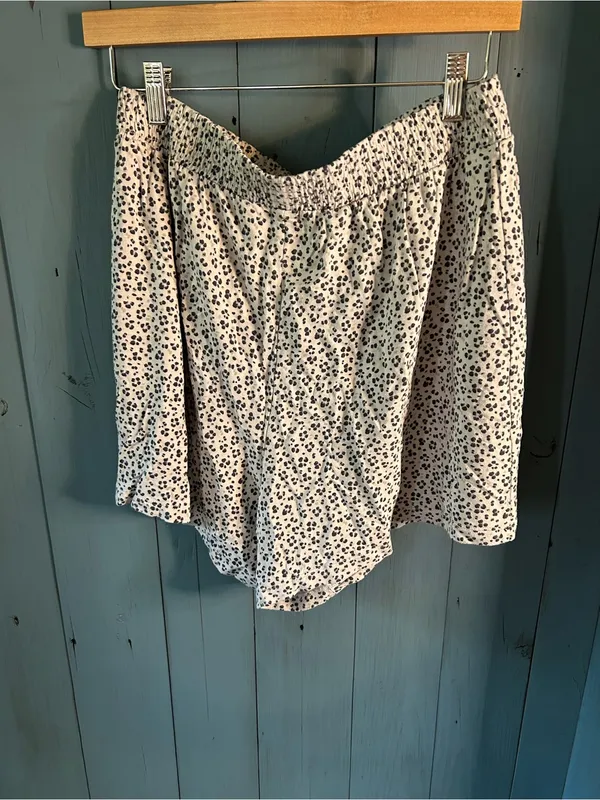 Gap Animal Print White & Black Lightweight Sleep Shorts w/elastic waist | Large - Image 2