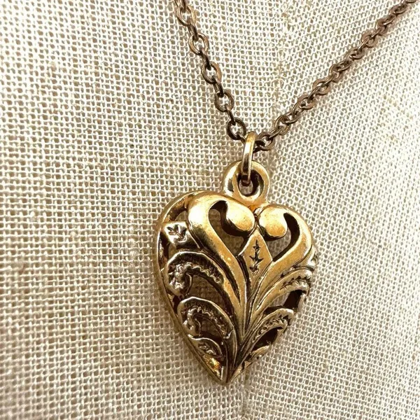 Gold tone ornate heart pendant necklace - Image 2