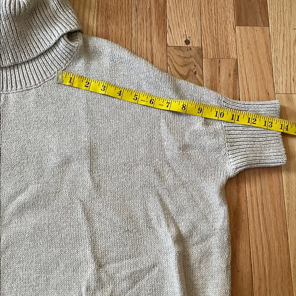 Old Navy Women's Light Gray Turtleneck Sweater - Image 5