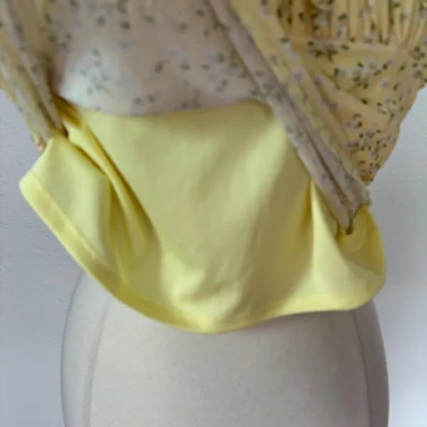 Faded Rose Yellow Floral Sleeveless Empire Waist Lace Trim Crop Top - Image 4