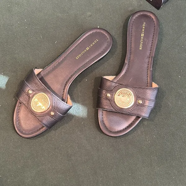 NEW‎ Tommy Hilfiger Black Sandals W Gold Logo Size 6:5 - Image 2