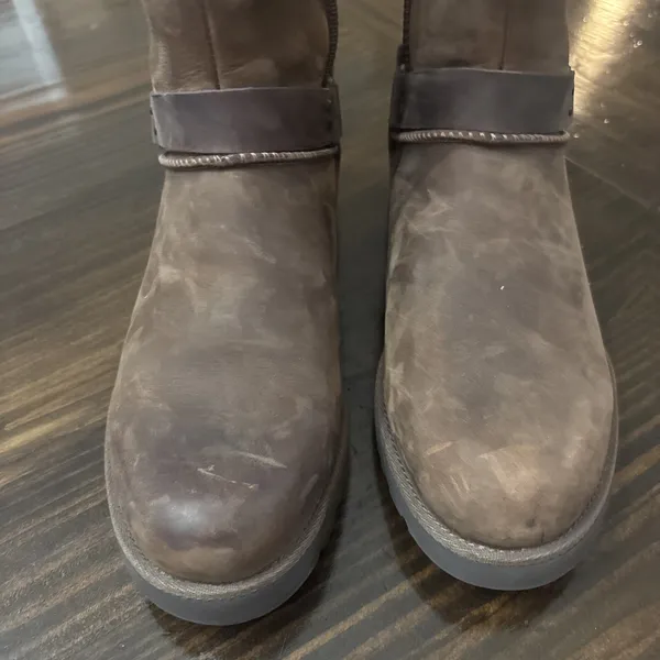UGG NEW Sz 7 Maddox Leather Moto Boots Treadlite Water Resistant wool Lined - Image 4