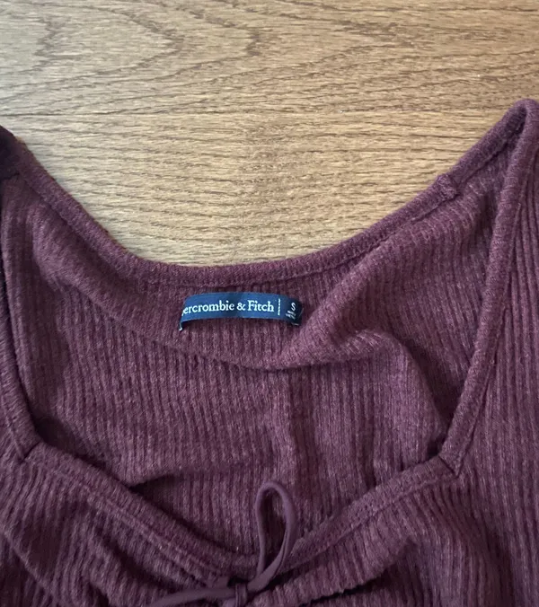 Abercrombie burgundy ribbed sweetheart neckline cropped lettuce hem top - Image 3
