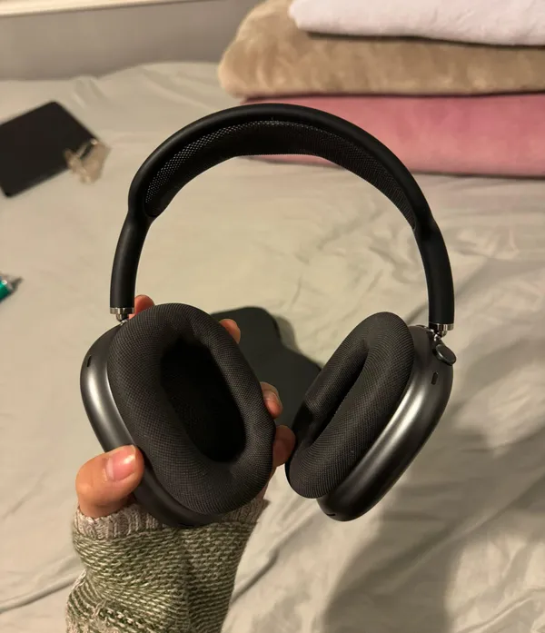Apple Airpod Maxes - Image 3