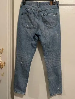 Outfitters AEO Distressed Busted Knee Mom Jeans Size 2 Short EUC - Image 3