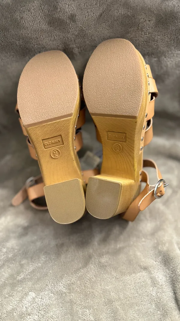 Old Navy Women's Tan Platform Sandals Size 9 - Image 7