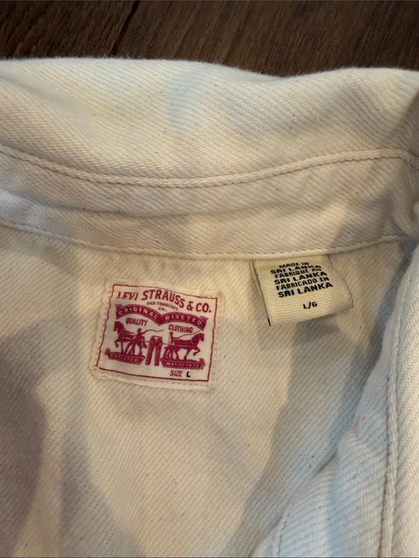 Levi’s Women’s Short-Sleeve Denim Jacket in Off White Size Large - C71-012 - Image 2